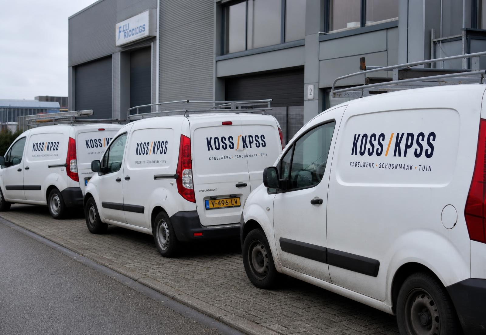 Drie bedrijfsbussen van Vortik-L met logo